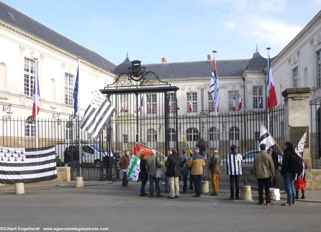 Rassemblement devant la mairie de Nantes au portail de la cour d'honneur, rue de l'Hôtel de Ville à partir de 9 h 30 ce matin du 4 avril 2014.