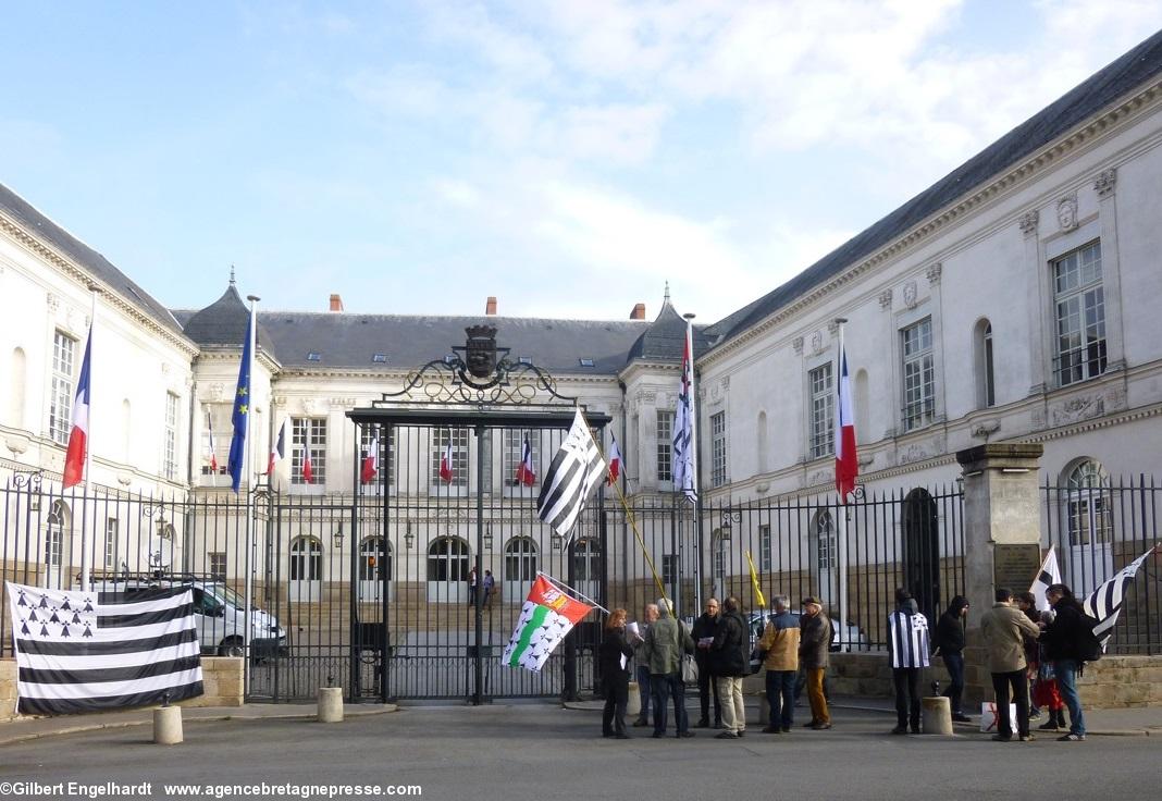 Rassemblement devant la mairie de Nantes au portail de la cour d'honneur, rue de l'Hôtel de Ville à partir de 9 h 30 ce matin du 4 avril 2014.