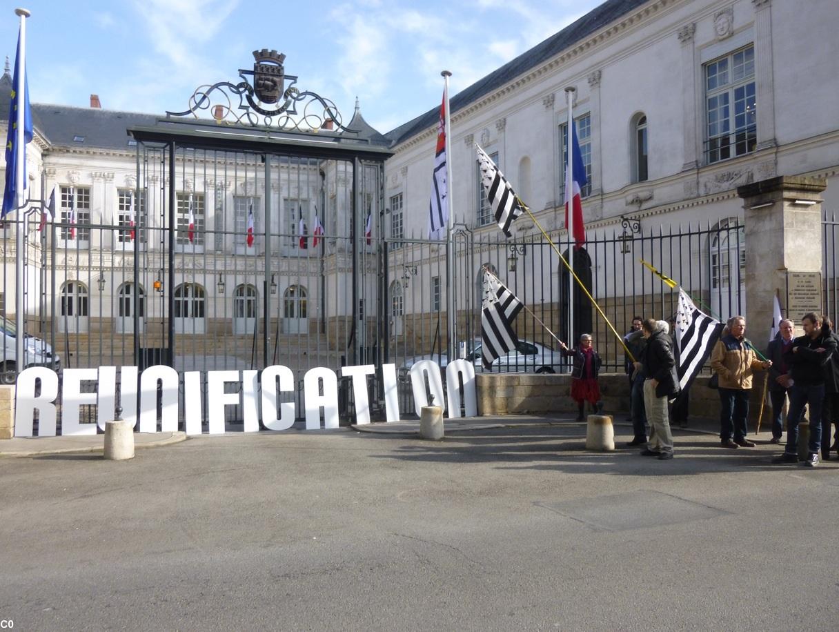 Rassemblement devant la mairie de Nantes au portail de la cour d'honneur, rue de l'Hôtel de Ville à partir de 9 h 30 ce matin du 4 avril 2014.