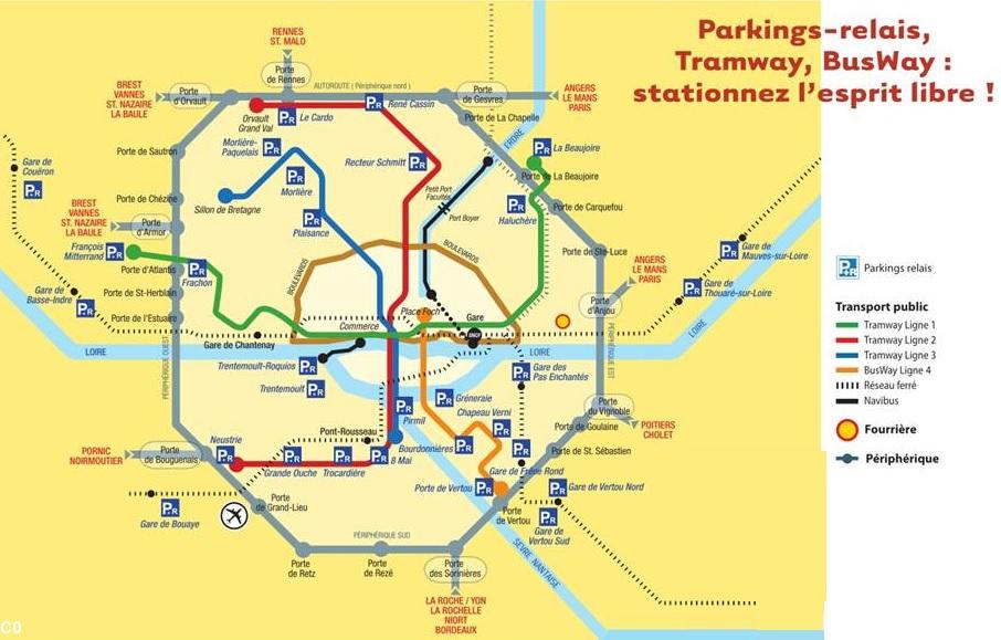 Parkings-relais à la périphérie de Nantes.