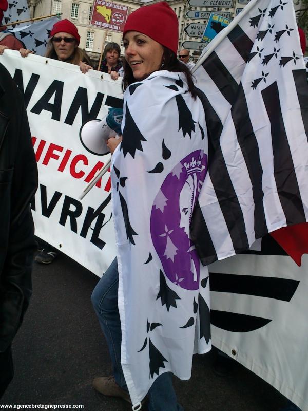 Une Nantaise au bonnet rouge manifeste pour la réunification Nantes 19/04/14