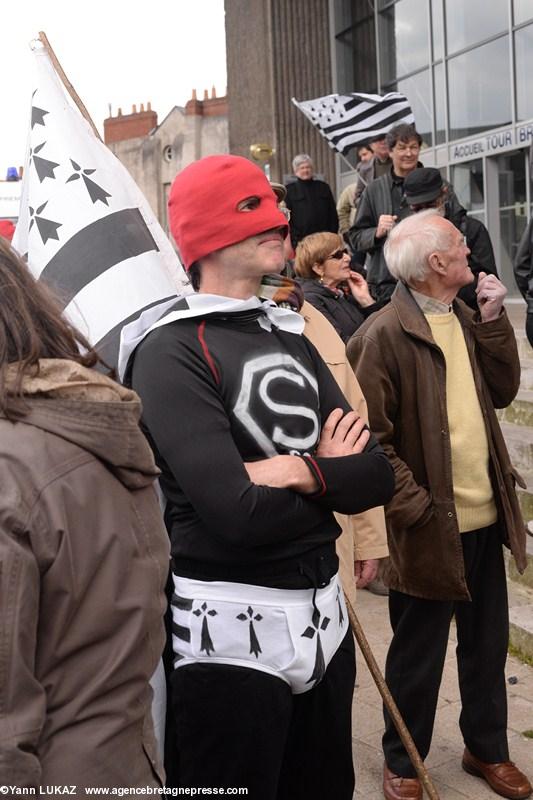 Nantes, 19 avril 2014, manifestation. Bien dans ses baskets. No problem! Brav ha sonn en e vragoù. Kudenn ebet!