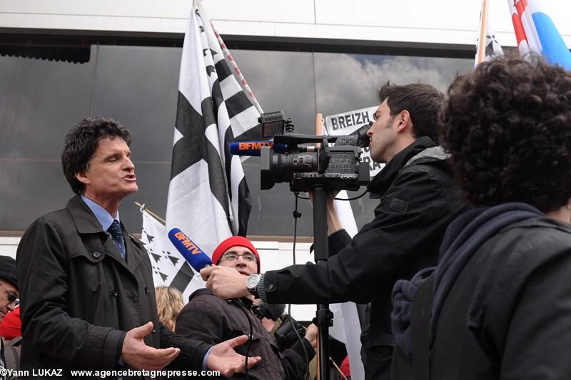 Nantes, 19 avril 2014, manifestation. Paol Molac.  Avec les yeux, avec les mains, avec le coeur: Breizh! Dre e zaoulagad, dre e zaouarn, dre e galon: Breizh!