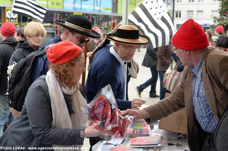 Nantes, 19 avril 2014, manifestation. Petits achats au stand Yorann Embanner.