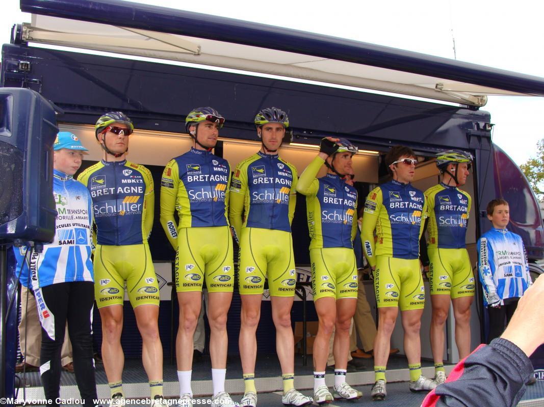 L'équipe Bretagne Schuller à Treffieux en 2009 au départ du Tour de Bretagne cycliste.