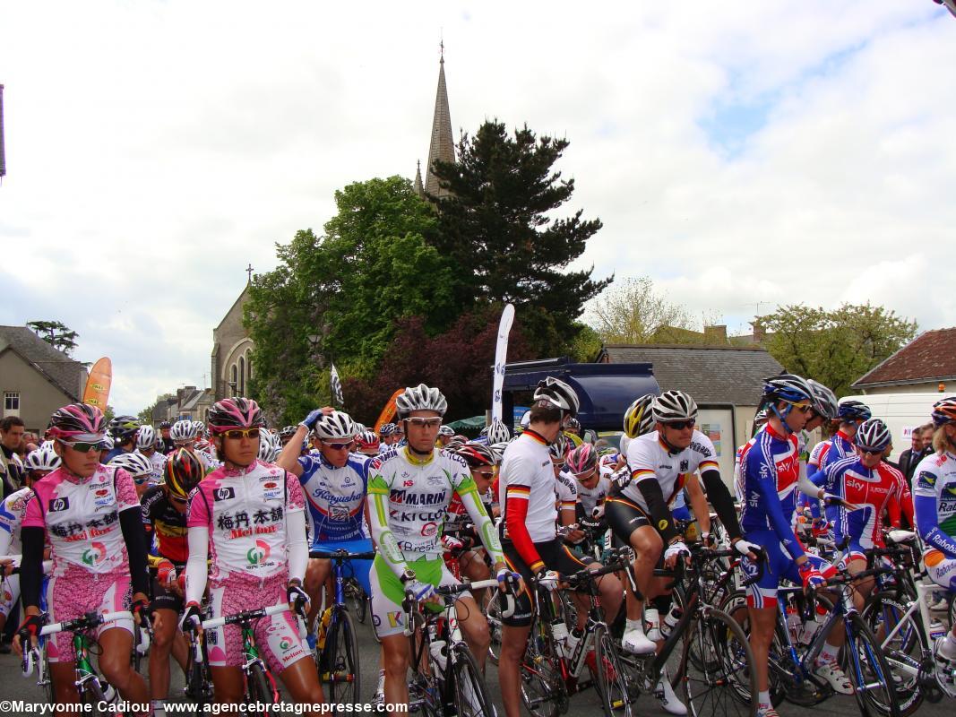 Deux coureurs de l'équipe du Japon à Treffieux en 2009 au départ du Tour de Bretagne cycliste.