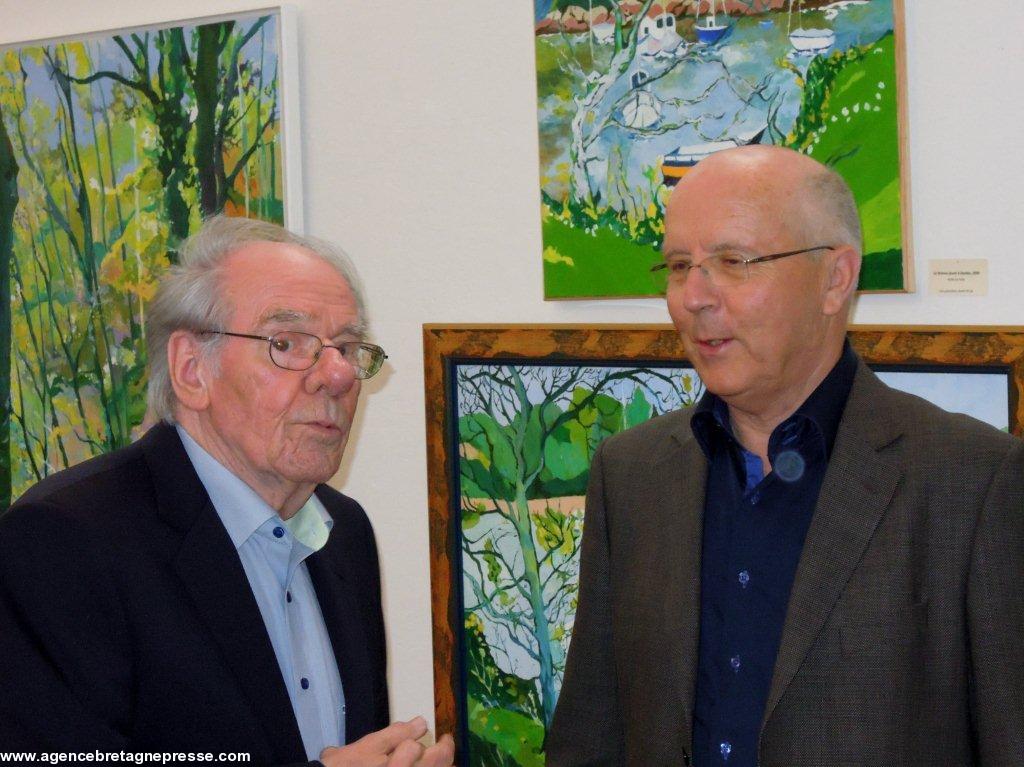 Claude Huart et Bernard Le Floc'h (auteur de fiches techniques sur les peintres) échangent sur la collaboration de l'artiste avec Glenmor  à propos de ses bois gravés pour RETRAITES PAYSANNES