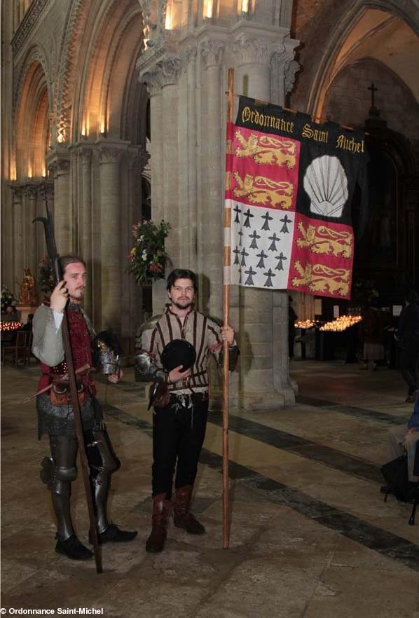 La compagnie <i>Ordonnance Saint-Michel 1450-1483</i> se produira à Châteaubriant. Ici à Bayeux, juillet 2012 avec son étendard.