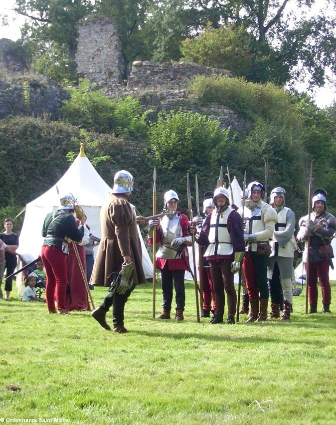 La compagnie <i>Ordonnance Saint-Michel 1450-1483</i> se produira à Châteaubriant. Ici à Saint-Aubin du Cormier, septembre 2007.