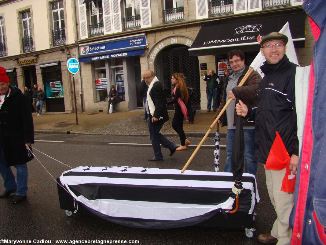 Un cercueil de l'emploi en Bretagne, à Kemper sur le quai de l'Odet le 2 novembre 2013.