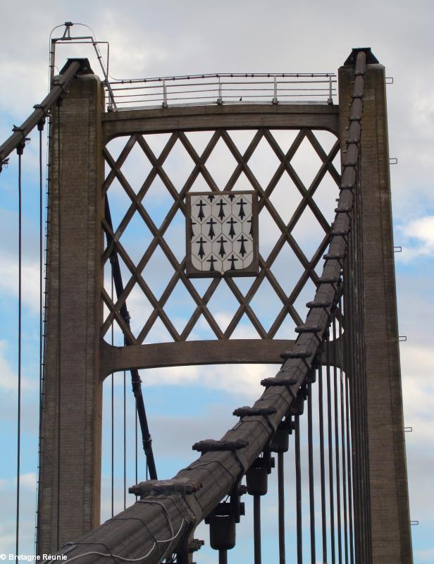 Ancenis. Le pont <i>Bretagne-Anjou</i> porte le blason de Bretagne côté Ancenis et des fleurs de lys côté Liré en Anjou.