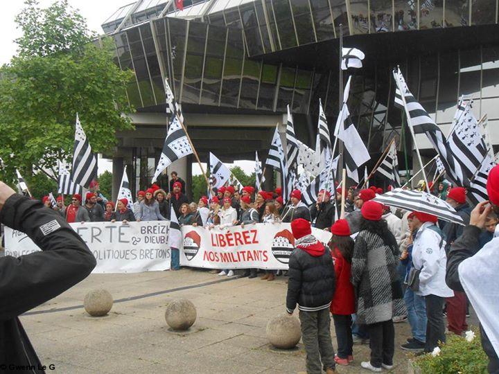 Devant la cité judiciaire...