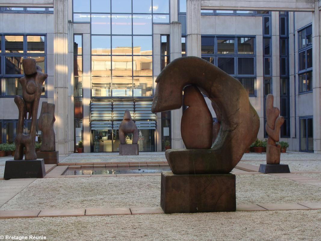 Patio de l'Hôtel de Région des PDL (sculptures de Gérard Voisin).