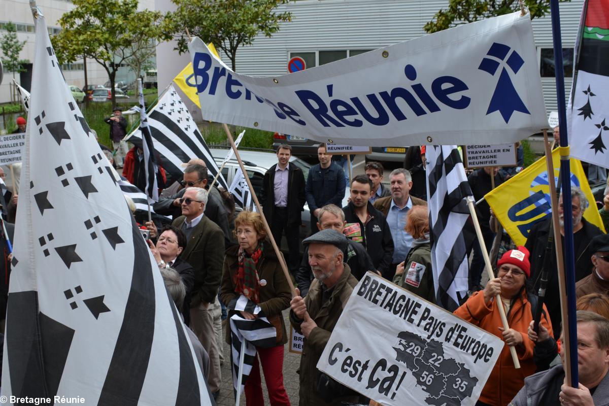 Rassemblement devant l'hôtel de Région des Pays de la Loire le 13 mai 2014 à Nantes.