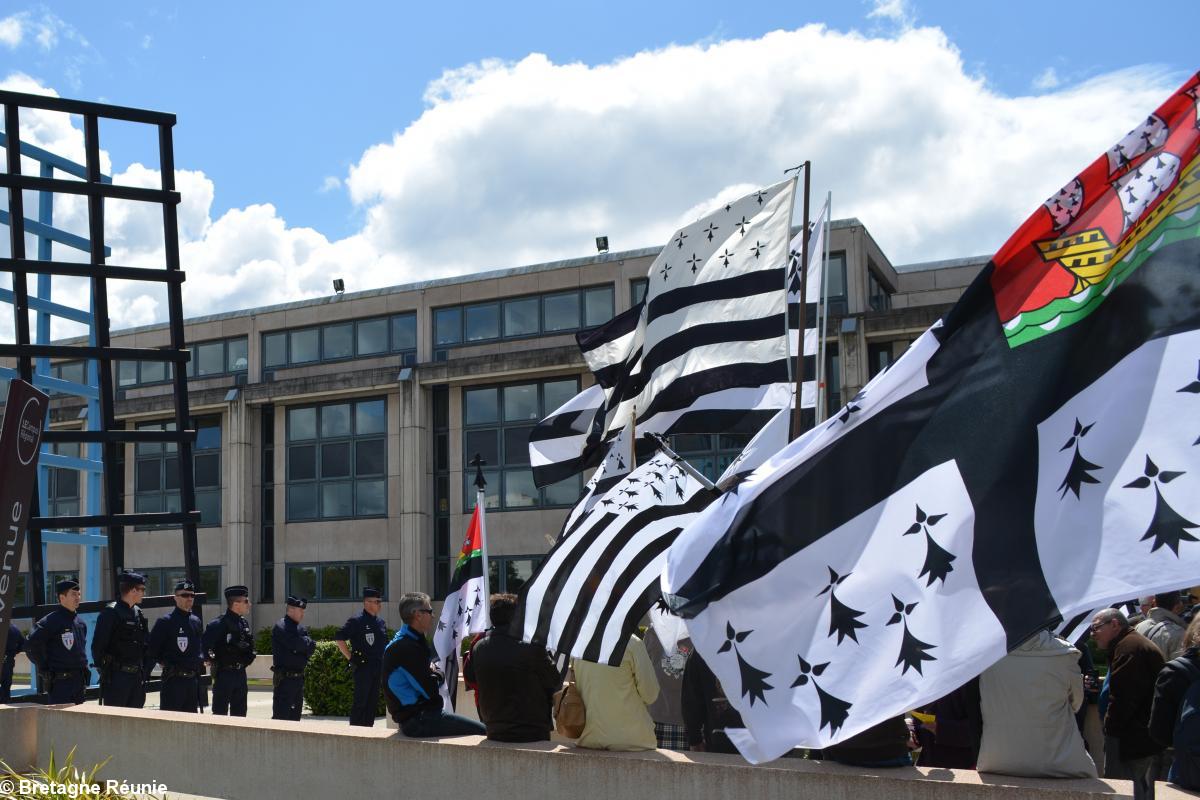 Rassemblement devant l'hôtel de Région des Pays de la Loire le 13 mai 2014 à Nantes. La police, peu nombreuse, est discrète et détendue. Les manifestants aussi du coup.