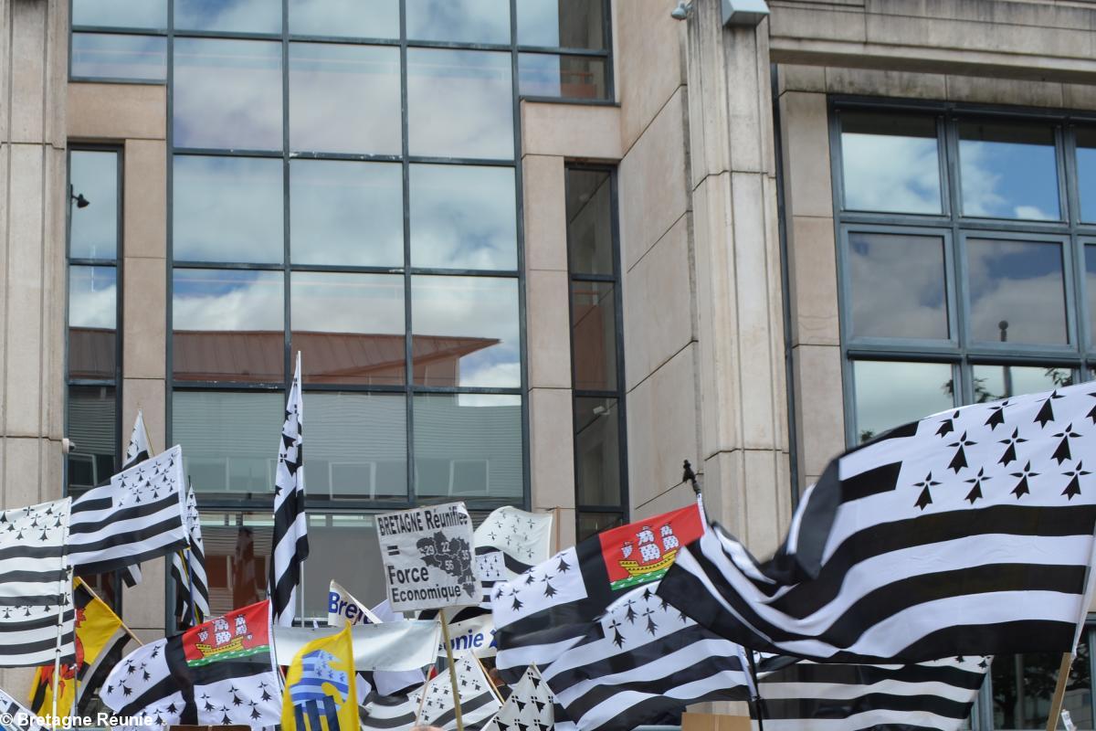 Rassemblement devant l'hôtel de Région des Pays de la Loire le 13 mai 2014 à Nantes.