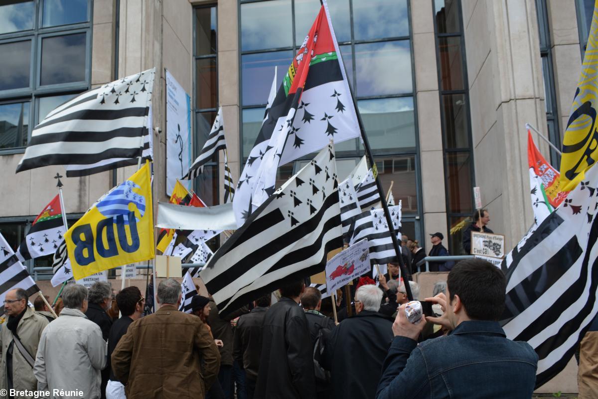 Rassemblement devant l'hôtel de Région des Pays de la Loire le 13 mai 2014 à Nantes.