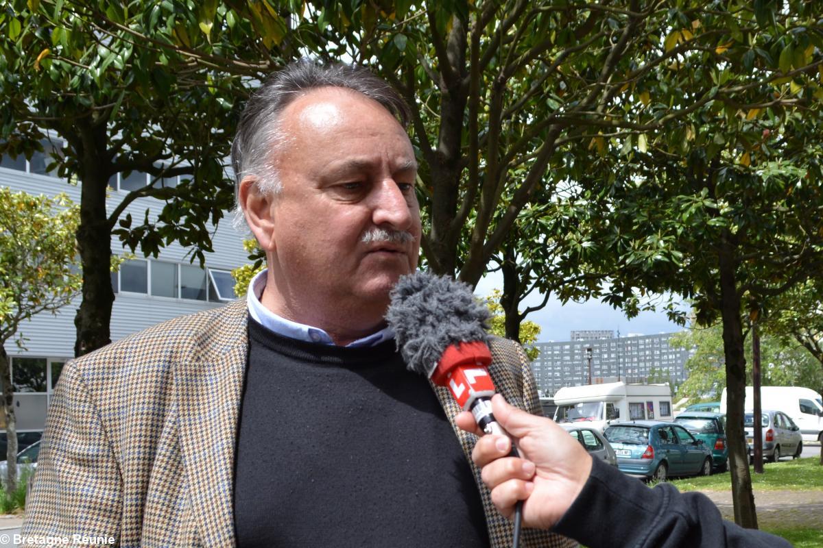 Rassemblement devant l'hôtel de Région des Pays de la Loire le 13 mai 2014 à Nantes. Jean-François Le Bihan, président de <i>Bretagne Réunie</i> en interview.