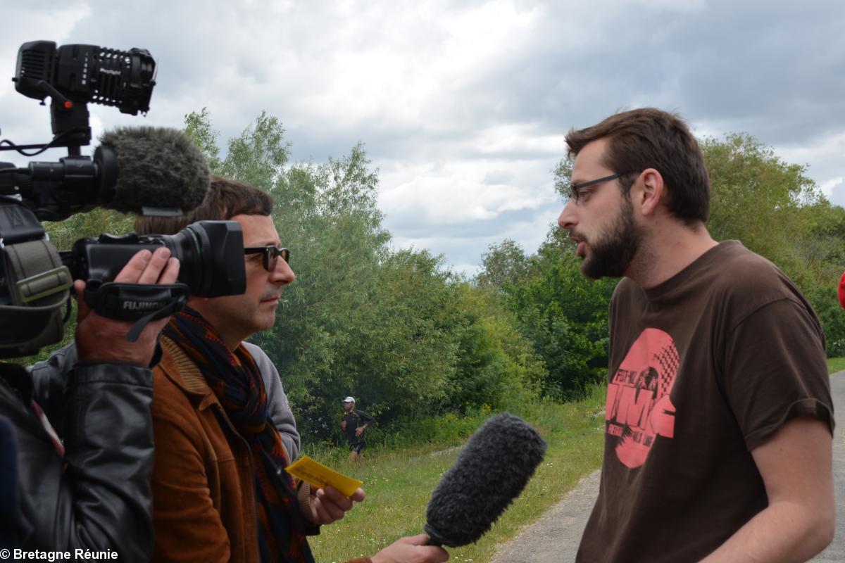 Rassemblement devant l'hôtel de Région des Pays de la Loire le 13 mai 2014 à Nantes. Jonathan Guillaume, porte-parole de <i>44=Breizh</i> en interview.