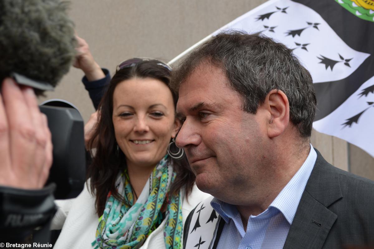 Rassemblement devant l'hôtel de Région des Pays de la Loire le 13 mai 2014 à Nantes. Christian Troadec en interview à côté d'Amélie Barrely des Bonnets rouges de Nantes.