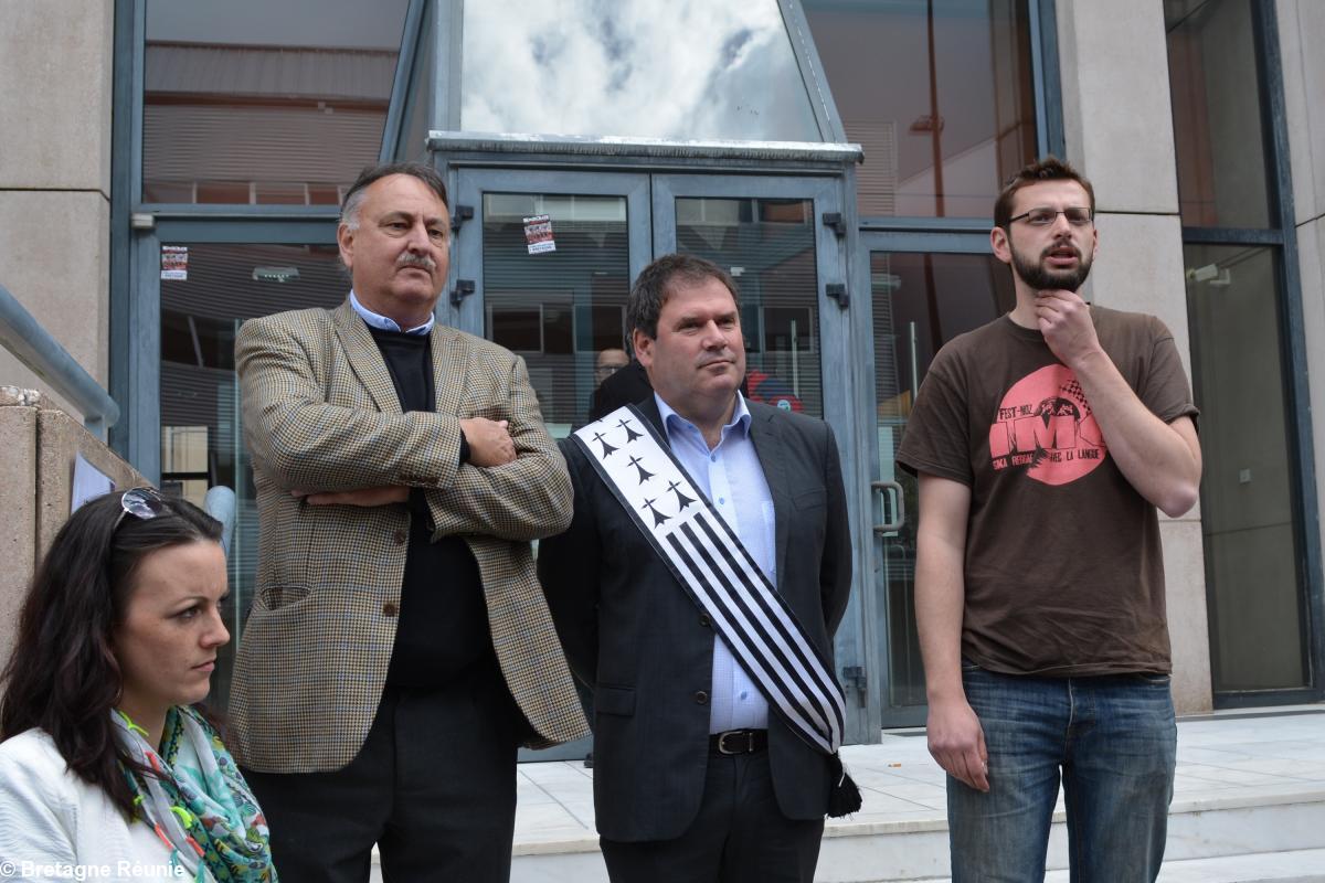 Rassemblement devant l'hôtel de Région des Pays de la Loire le 13 mai 2014 à Nantes. De g. à dr. Amélie Barrely, Jean-François Le Bihan, Christian Troadec et Jonathan Guillaume devant le Palais des PDL.