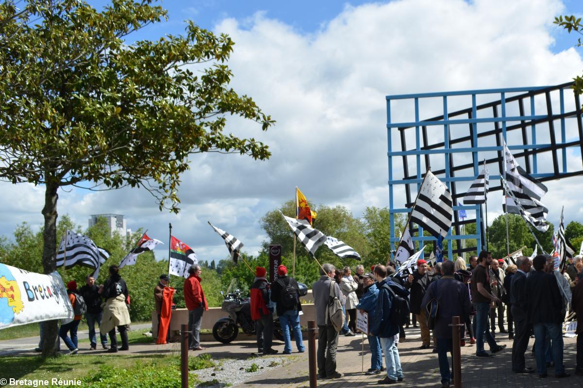 Rassemblement devant l'hôtel de Région des Pays de la Loire le 13 mai 2014 à Nantes.