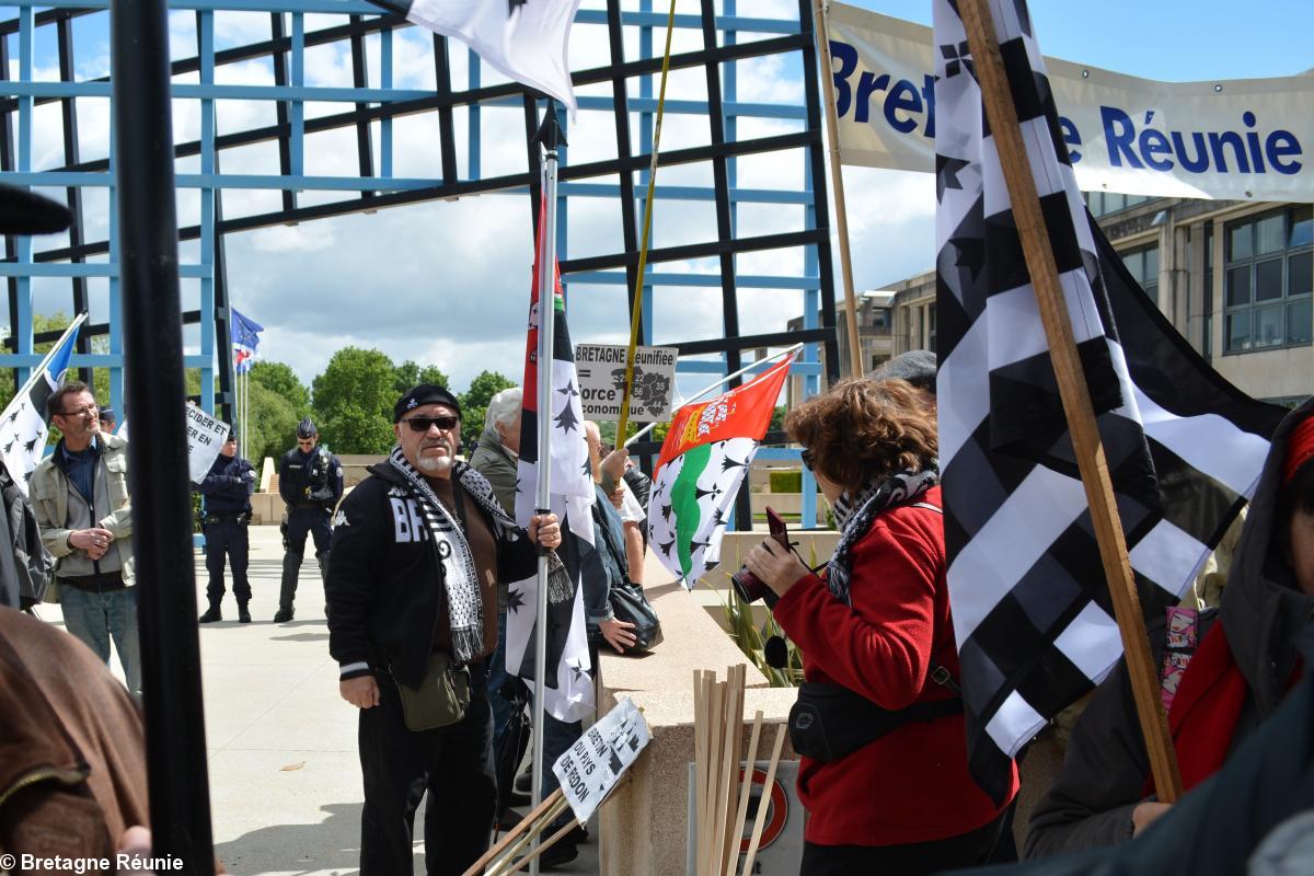 Rassemblement devant l'hôtel de Région des Pays de la Loire le 13 mai 2014 à Nantes.