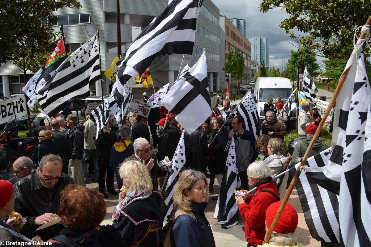 Rassemblement devant l'hôtel de Région des Pays de la Loire le 13 mai 2014 à Nantes.