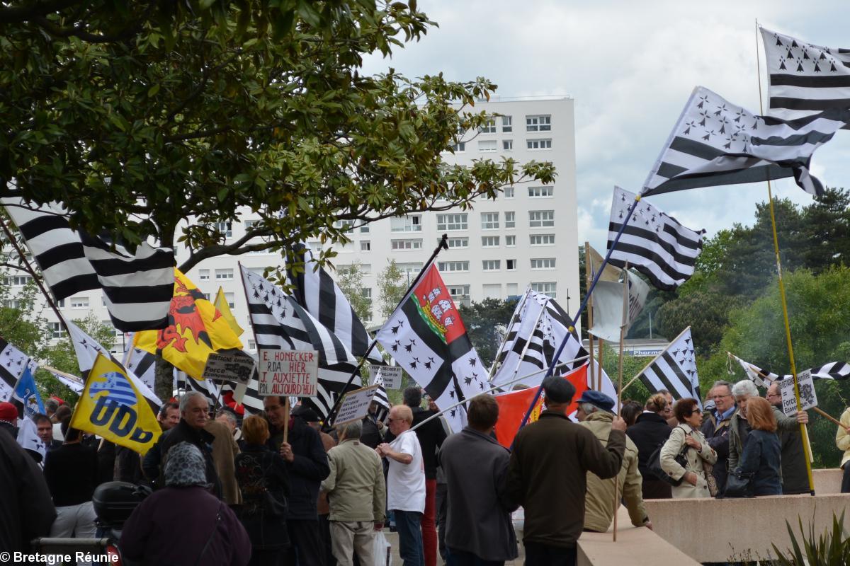 Rassemblement devant l'hôtel de Région des Pays de la Loire le 13 mai 2014 à Nantes.