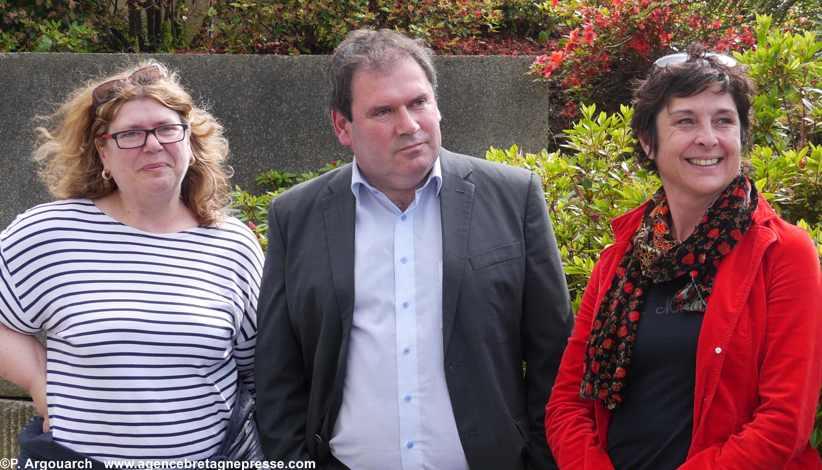 Christian Troadec, tête de liste Nous te ferons Europe pour les européennes (Ouest) , avec Corinne Nicole (à g.) et Valérie Bescond (à dr.). Quimper, 14/05/2014.