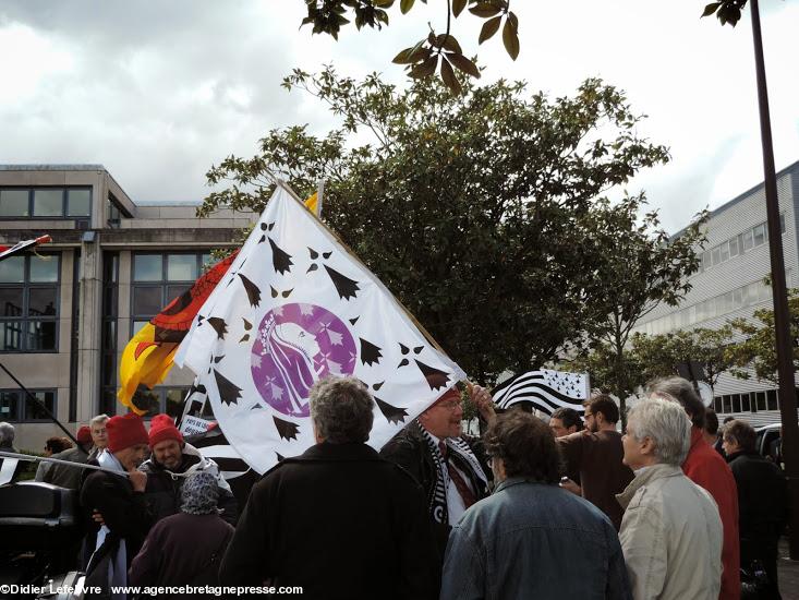 13 mai 2014 - Rassemblement devant le Conseil régional des PdL