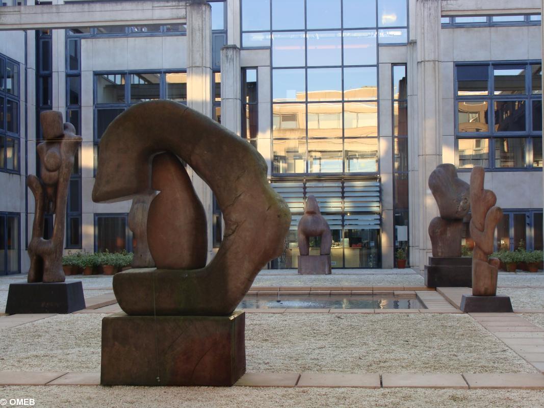 Hôtel de Région PDL. Immenses statues de Gérard Voisin dans l'immense patio.