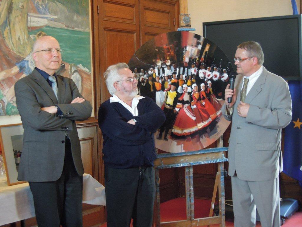 Thierry Mavic, maire de Pont-l'Abbé s'adressant au peintre Patrick Camus