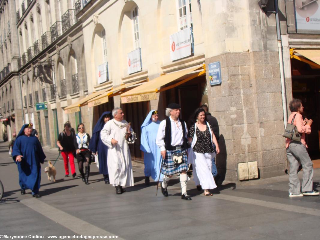 Les membres de la Gorsedd arrivés de Cornouaille se pressent vers le lieu du rendez-vous, menés par Anne et Jean-Yves.