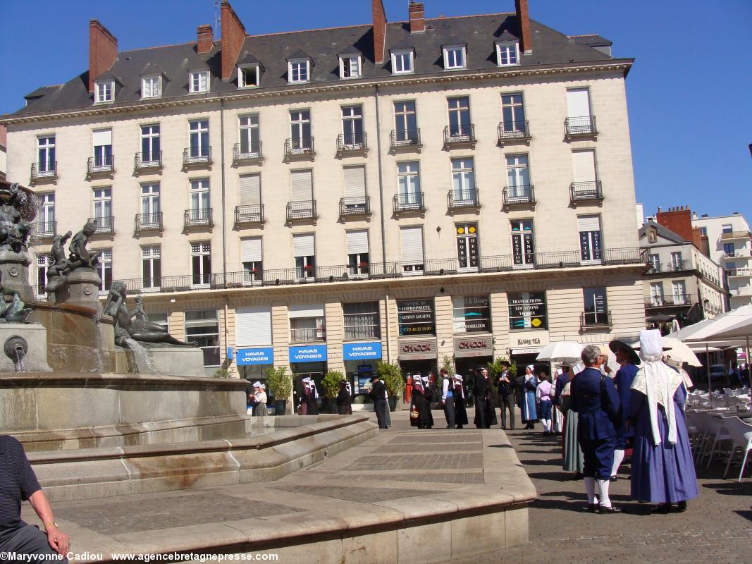 On continue le tour de la fontaine.