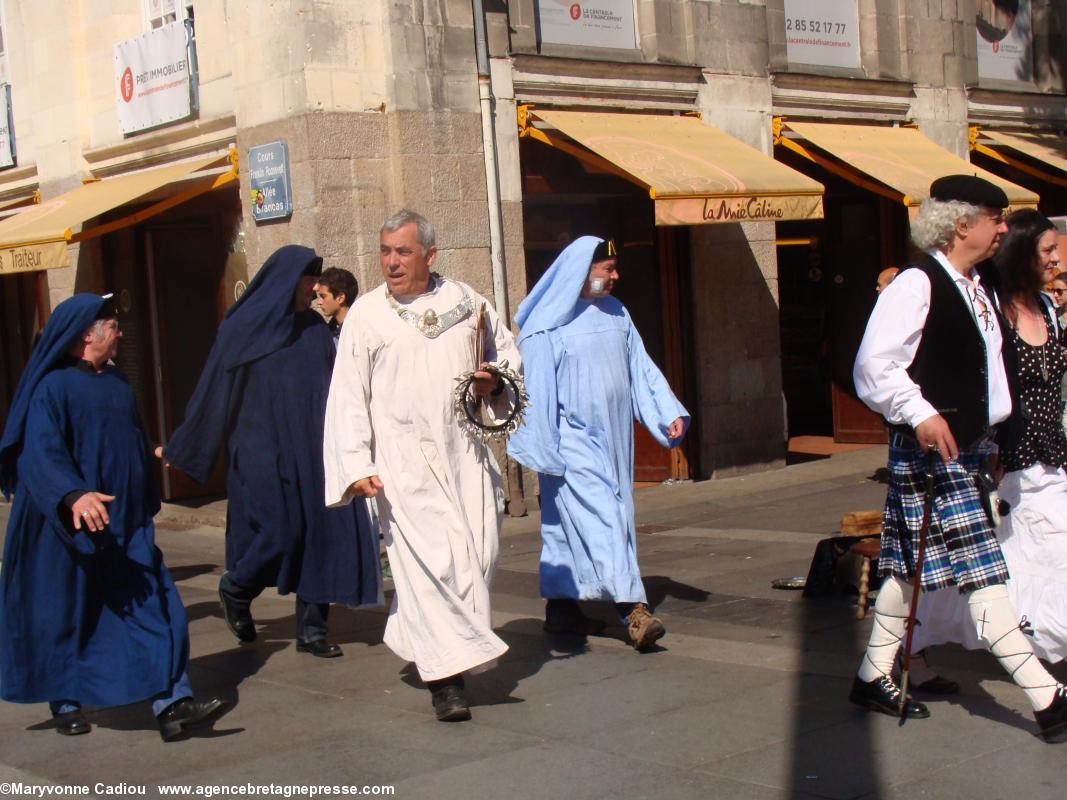 Les membres de la Gorsedd arrivés de Cornouaille se pressent vers le lieu du rendez-vous, menés par Anne et Jean-Yves.