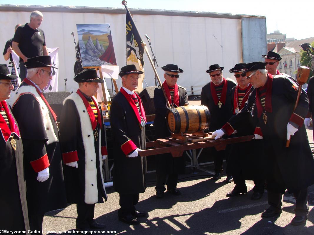 Les chevaliers Bretvins et leur tonneau de muscadet participent à la fête.