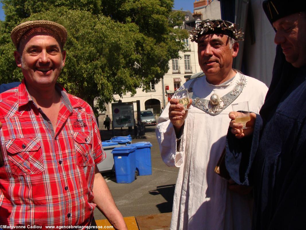 On trinque avec les vignerons en bas de la scène. Jean-Michel Poiron-Dabin et le grand druide.