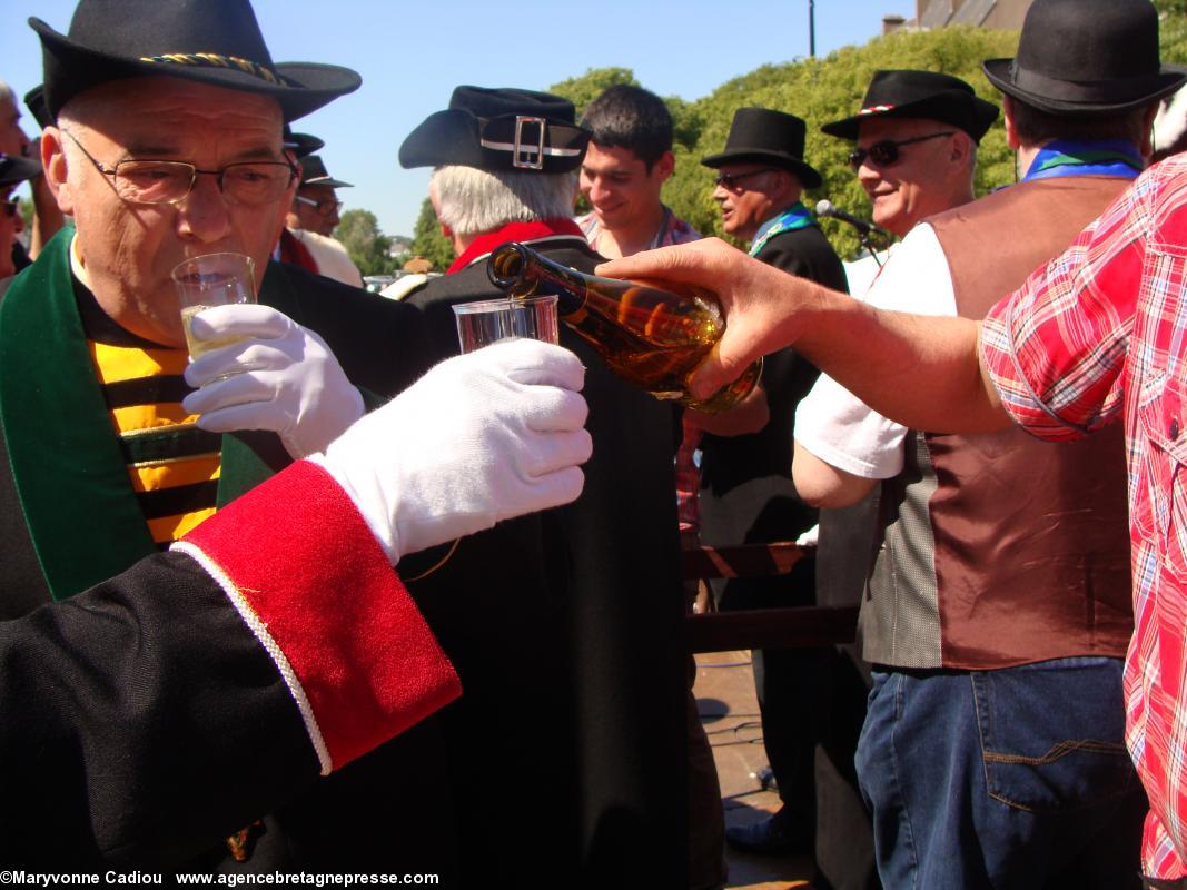 On trinque en bas de la scène. Jean-Michel Poiron-Dabin sert les Bretvins. Au fond Maxime Chéneau fait de même. Il est temps d'aller déjeuner. Photos de la fête à suivre dans un autre article.