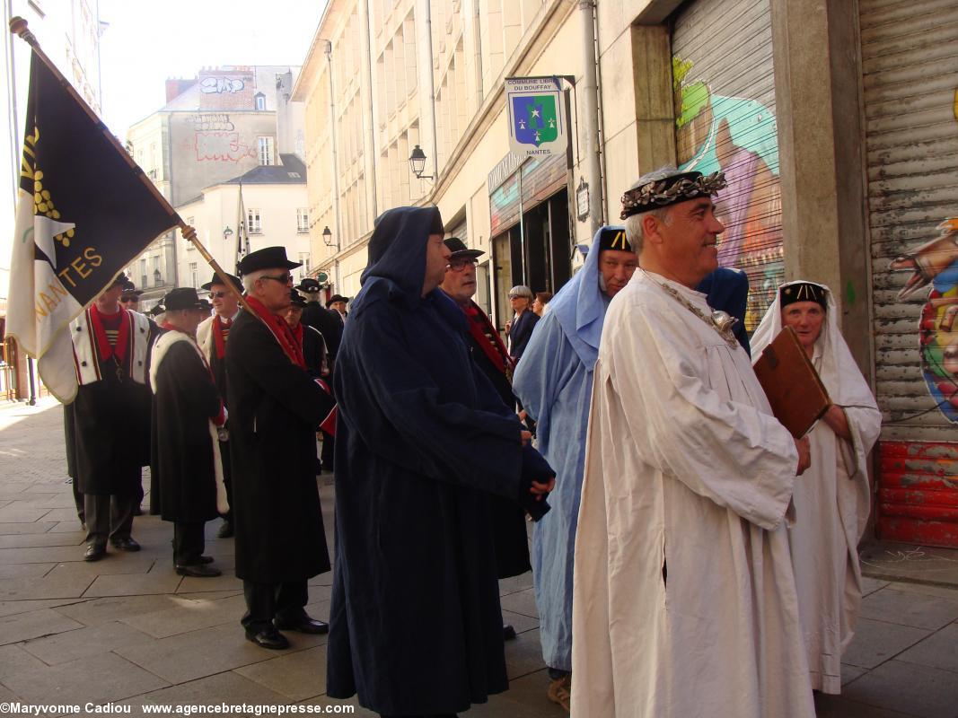 Membres de la Gorsedd et chevaliers Bretvins attendent le départ.