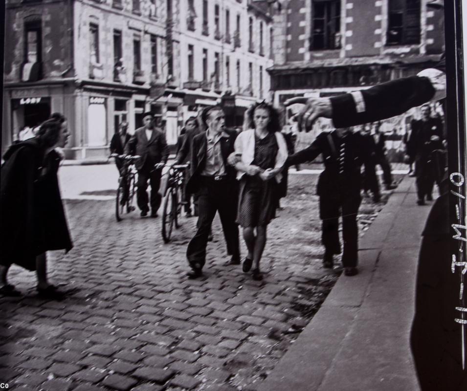 Une Rennaise accusée de collaboration trainée dans les rues de Rennes (collection privée John G. Morris)