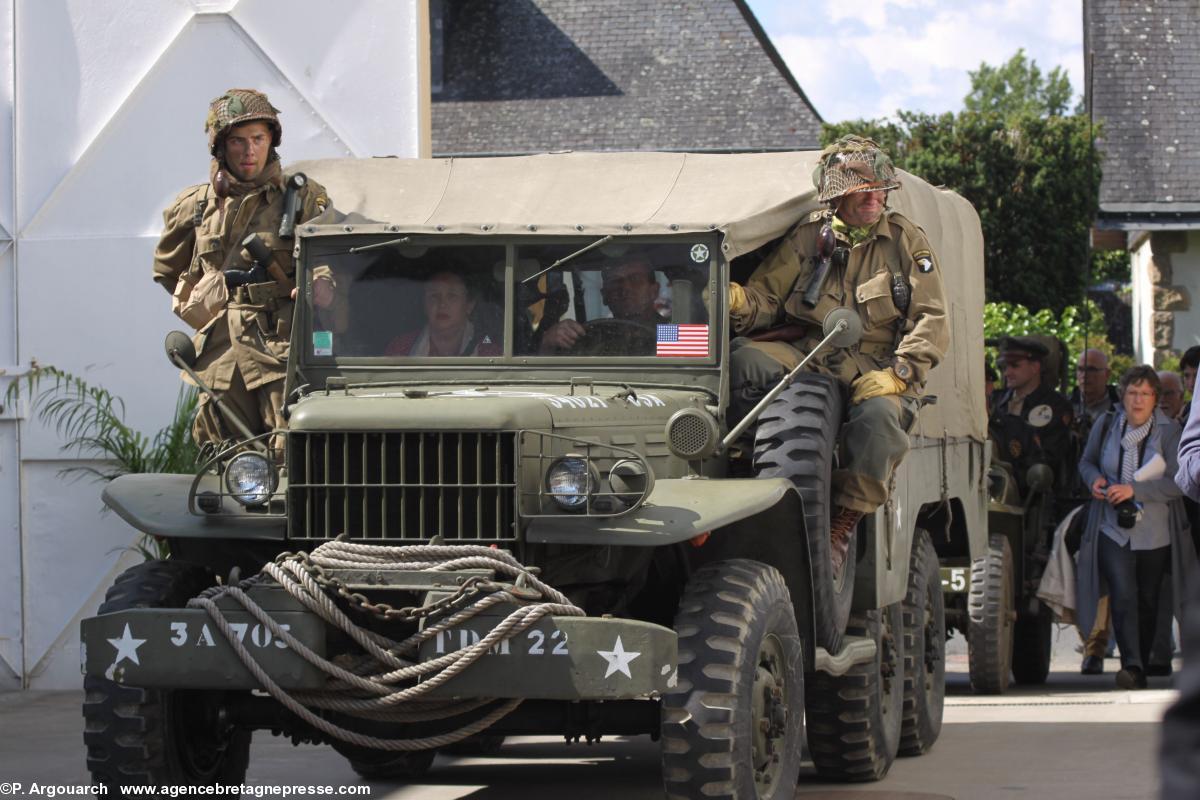 Arrivée à La Gacilly d'un GMC américain reconstitué en vue des célébrations de l'anniversaire du débarquement de 1944.