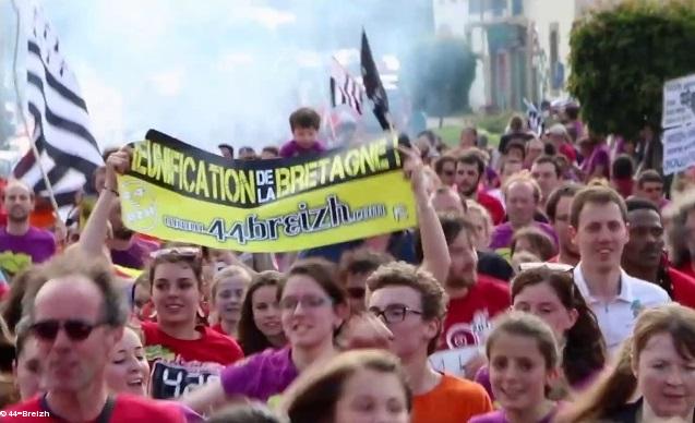 Arrivée de la <i>Redadeg</i> 2014 à Glomel le 31 mai. Copie écran video de <i>44=Breizh</i>.