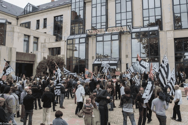 Rassemblement à Nantes devant l'hôtel du département, voisin de la préfecture, quai Ceineray le 3 juin 2014.