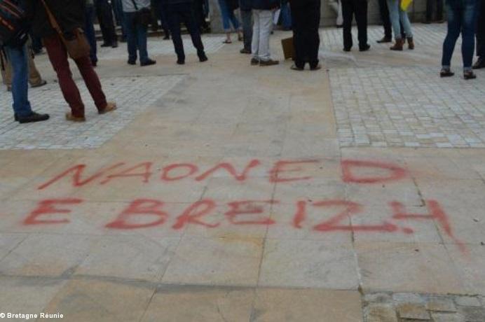 Nantes 3 juin 2014. Nantes en Bretagne, en breton, sur le granit du trottoir.