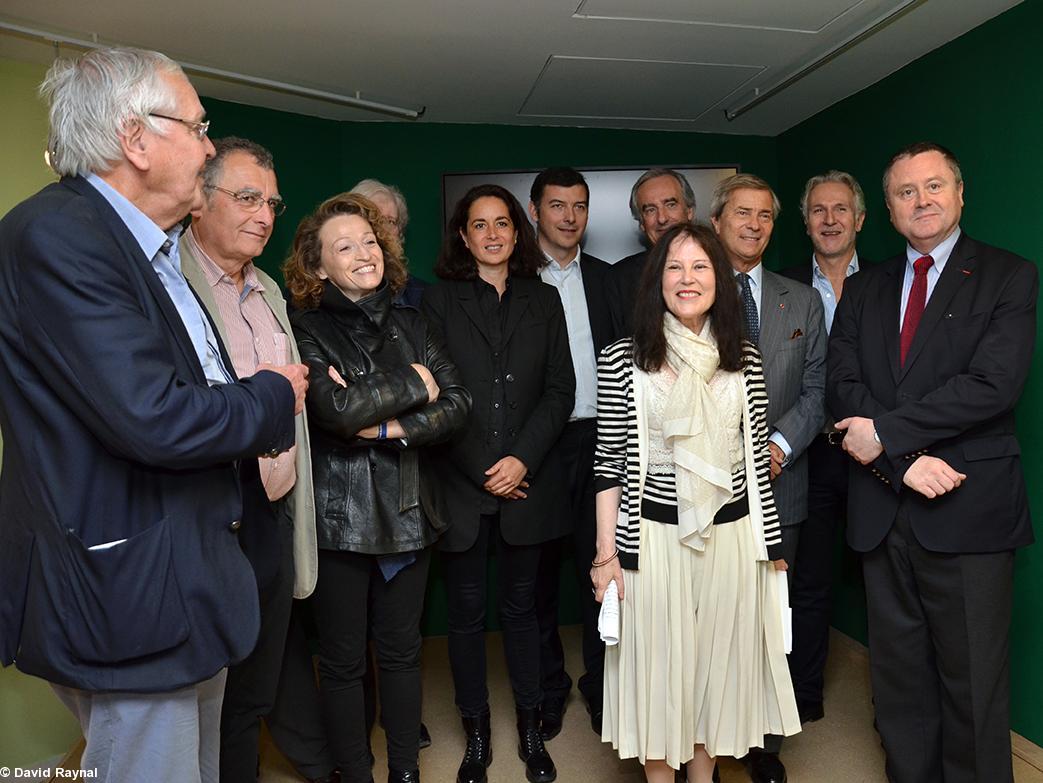 Les membres du Jury du Prix Bretagne en compagnie de la Lauréate Irène Frain et de l'homme d'affaires Vincent Bolloré de gauche à droite, Jean Picollec, Georges Guitton, Annick Cojean, , Georges Olivier Châteaureynaud, Stéphanie Janicot, Sébastien Le Fol,Patrick Mahé,Gilles Martin-Chauffier et le président Président du jury, Philippe Le Guillou.