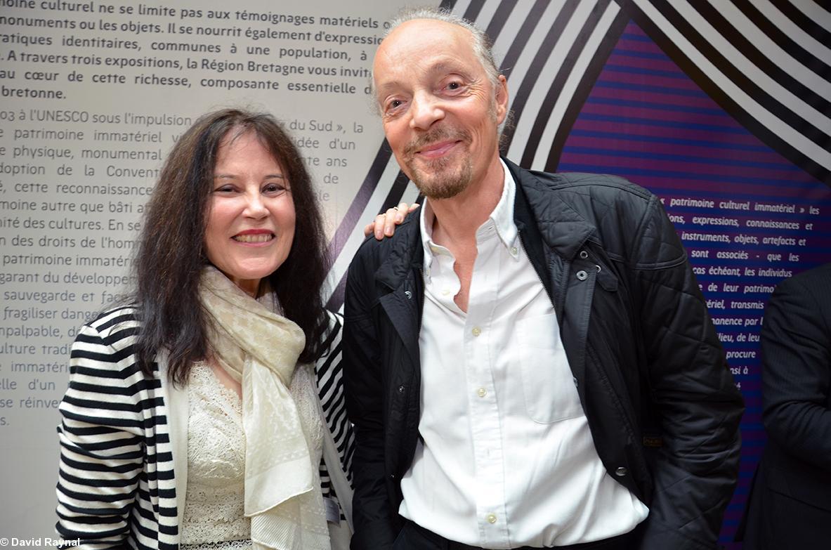 Irène Frain en compagnie du chanteur et musicien Alan Stivell.