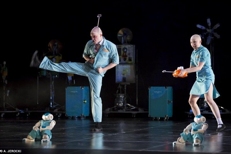 Le danseur breton Yann Hervé et une de ses partenaires dans ROBOT! spectacle de la chorégraphe espagnole BLANCA LI, ce week-end à la Passerelle, St Brieuc dans le cadre de ART ROCK