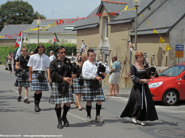 Saint-Gildas-des-Bois (44) 22 mai 2014. Hentoù Breizh, en kilt TNB (tartan national breton)