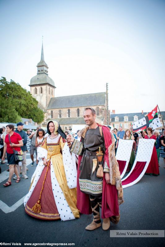 Saint-Gildas-des-Bois (44) 22 mai 2014. LA robe d'Anne de Bretagne. Au centre, on croit distinguer la nouvelle bannière aux armoiries de Bro Ankiniz (pays d'Ancenis), créée par Hentoù Breizh